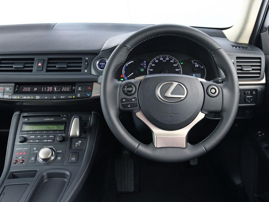  Lexus CT200h 2014 года  (ZA) (фото 7 из 13)